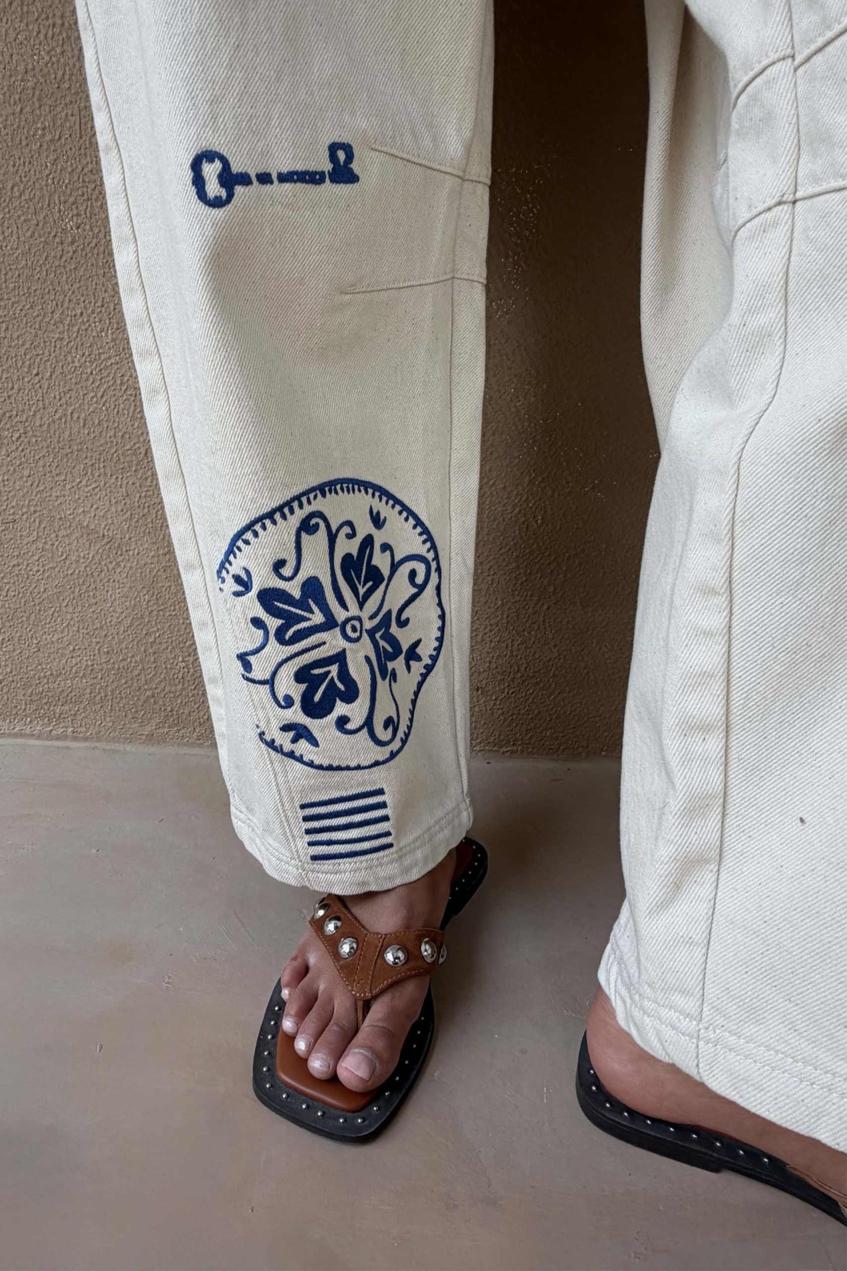 2210-dir-1679091c5a88-6-variation-3.jpg Dolce Vita Embroidered Denim Barrel Leg Jeans