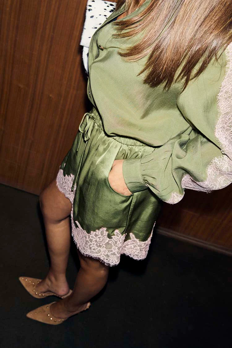 3197-dir-1679091c5a88-6-variation-8.webp Olive & Pink Lace Shorts
