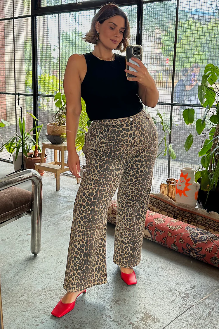 5016-leopard-lucia-scallop-detail-jeans-2.webp Leopard Lucia Scallop Detail Jeans