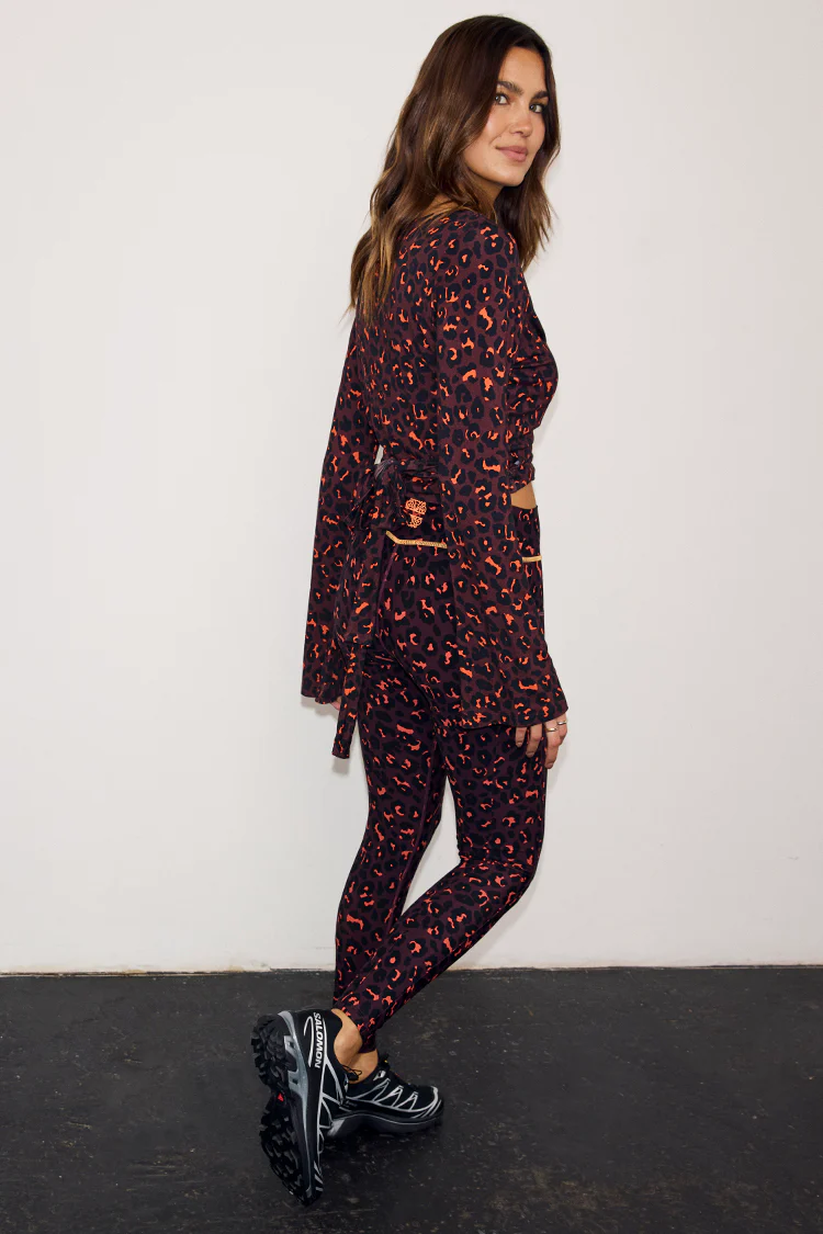 7586-dark-leopard-leggings-6.webp Dark Leopard Leggings