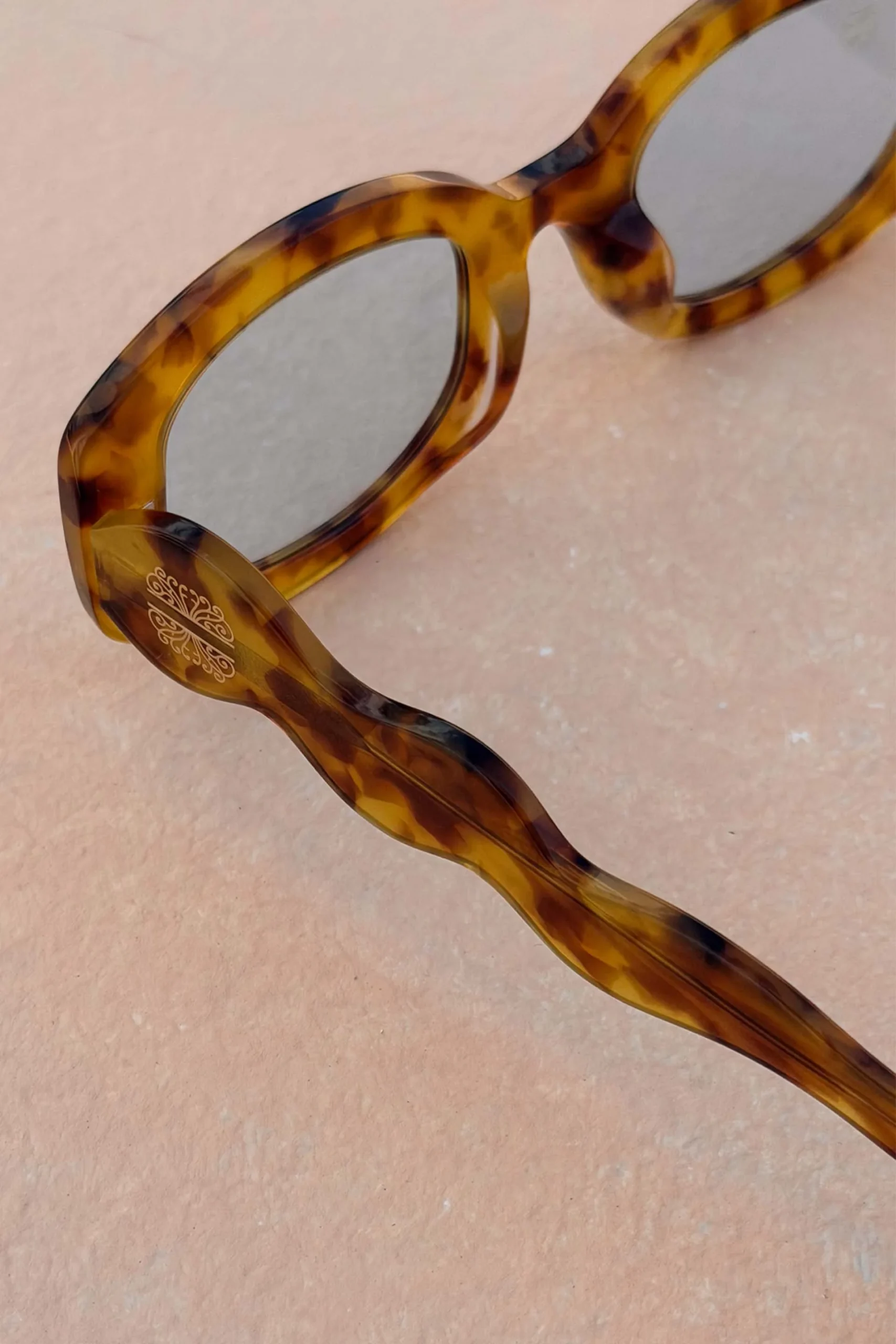 784-yellow-tort-wiggle-arm-sunglasses-2.webp Yellow Tort Wiggle Arm Sunglasses