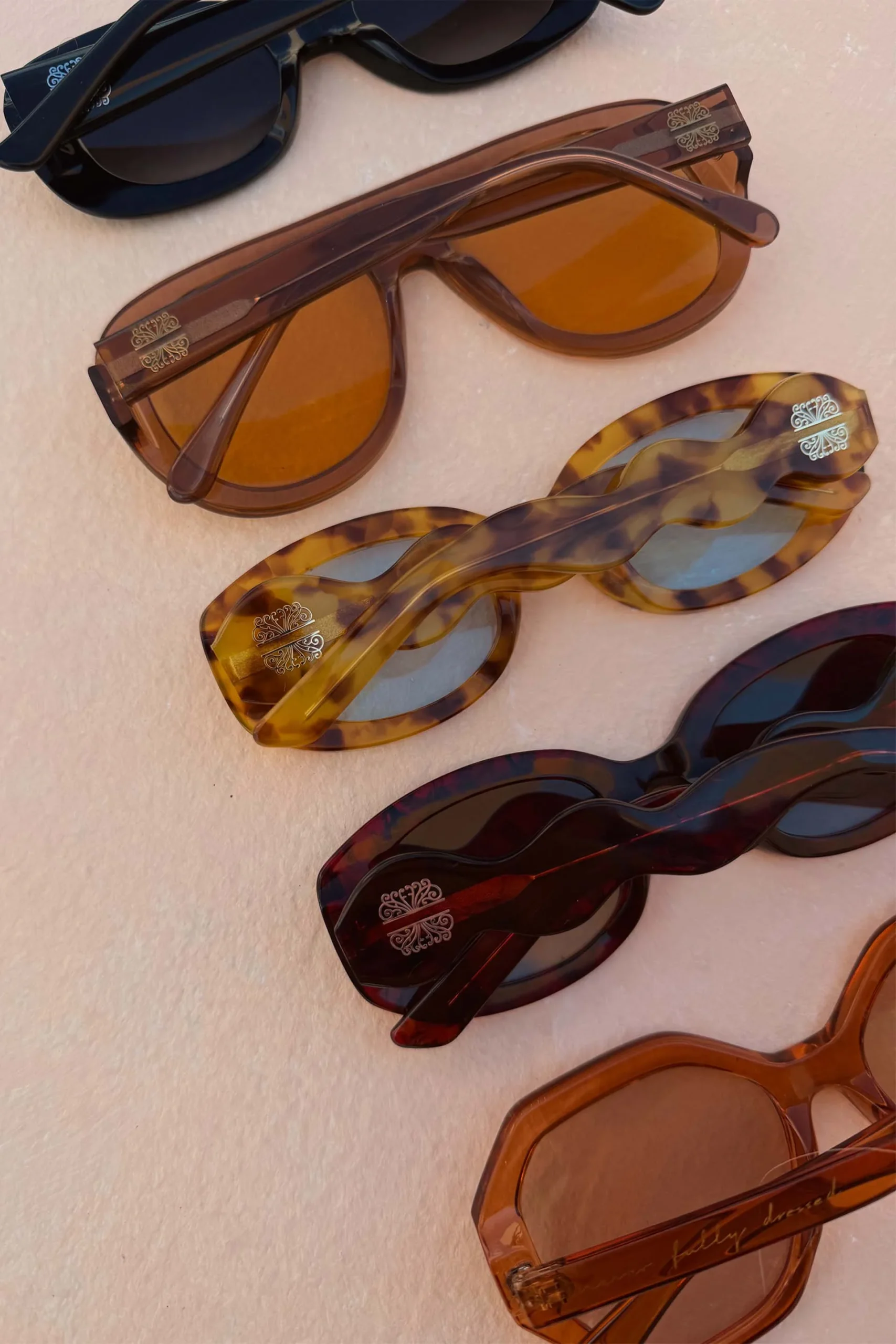 784-yellow-tort-wiggle-arm-sunglasses-4.webp Yellow Tort Wiggle Arm Sunglasses
