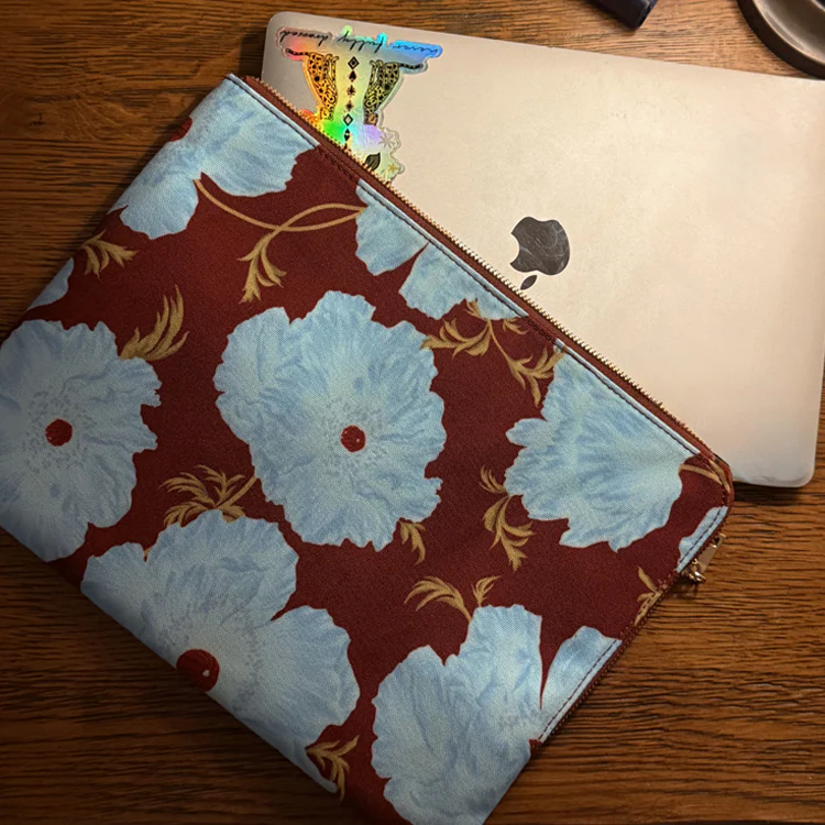 8602-blue-burgundy-poppy-laptop-case-1.webp Blue & Burgundy Poppy Laptop Case